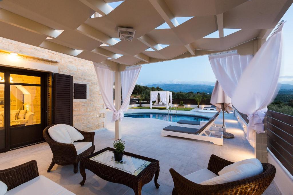 Basen w obiekcie Caramel Villa, with 40m2 Pool & Spa Whirlpool, By ThinkVilla lub w pobliżu