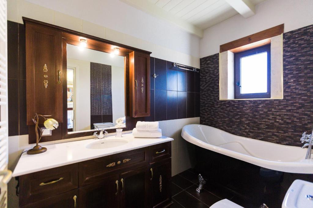 W łazience znajduje się wanna, umywalka i wanna. w obiekcie Caramel Villa, with 40m2 Pool & Spa Whirlpool, By ThinkVilla w mieście Panormos
