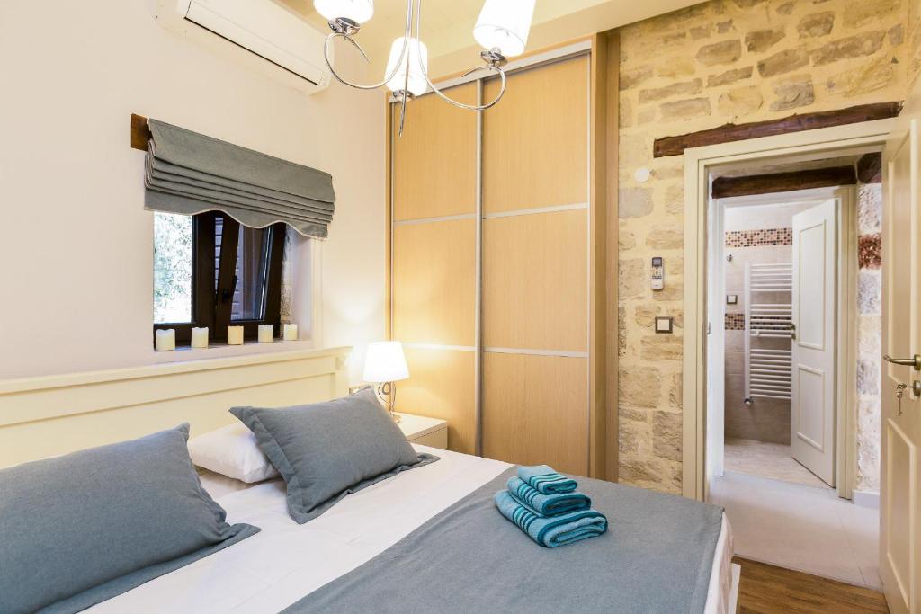 Łóżko lub łóżka w pokoju w obiekcie Caramel Villa, with 40m2 Pool & Spa Whirlpool, By ThinkVilla