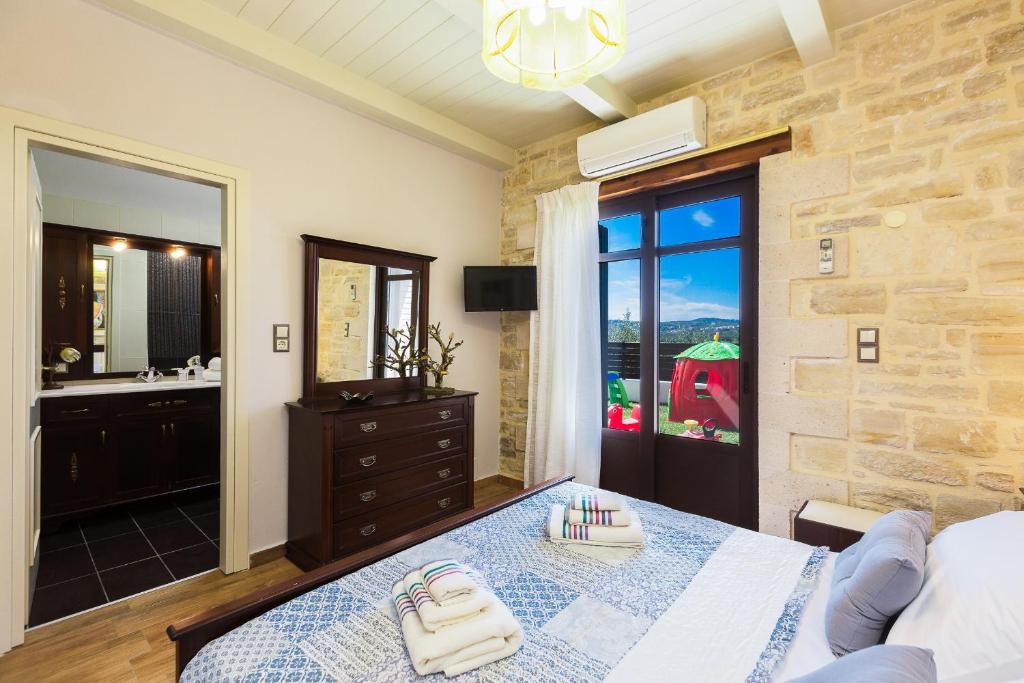 Telewizja i/lub zestaw kina domowego w obiekcie Caramel Villa, with 40m2 Pool & Spa Whirlpool, By ThinkVilla
