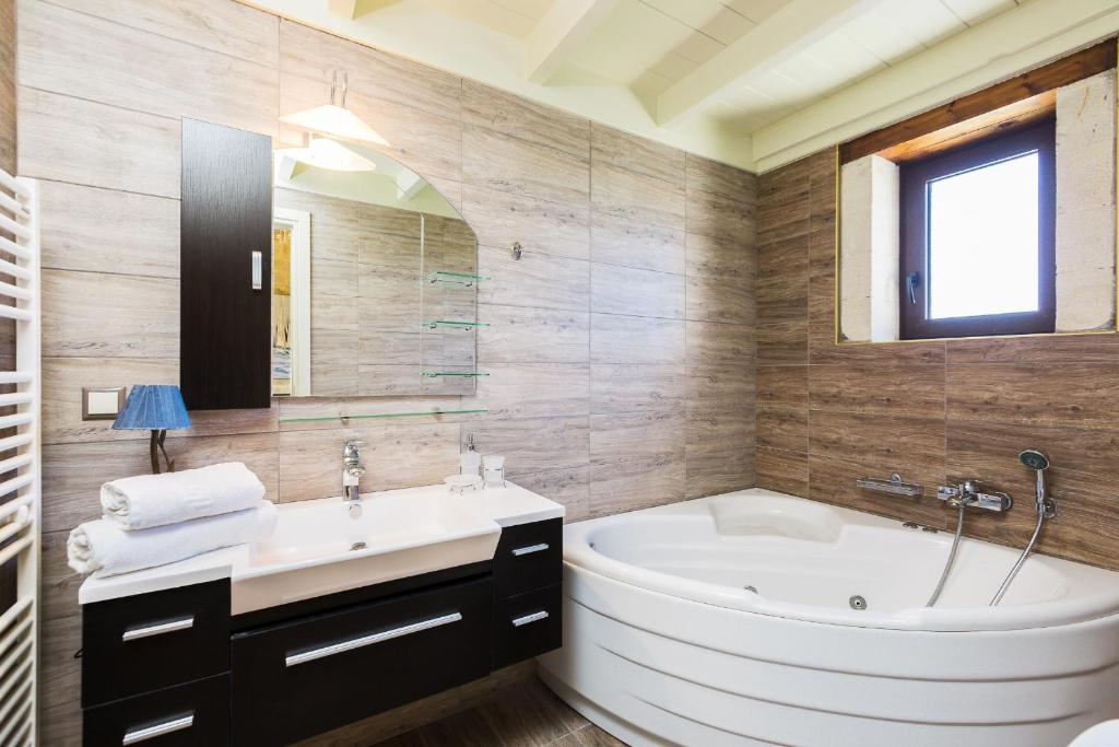 Łazienka w obiekcie Caramel Villa, with 40m2 Pool & Spa Whirlpool, By ThinkVilla