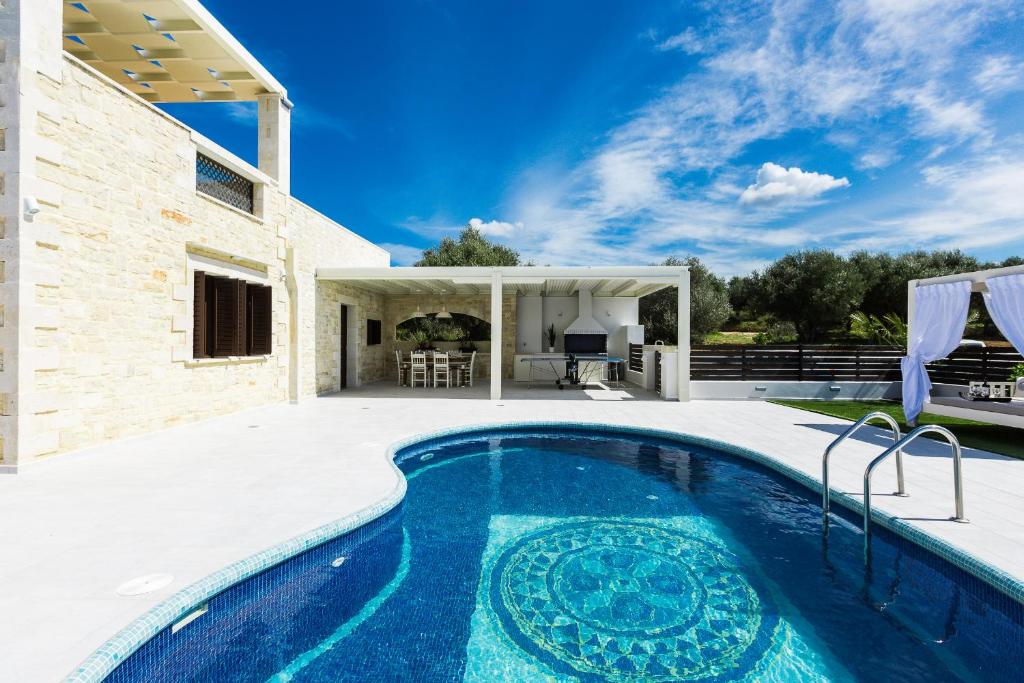 Basen w obiekcie Caramel Villa, with 40m2 Pool & Spa Whirlpool, By ThinkVilla lub w pobliżu