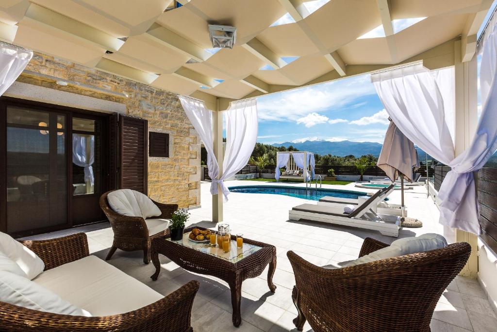 Basen w obiekcie Caramel Villa, with 40m2 Pool & Spa Whirlpool, By ThinkVilla lub w pobliżu