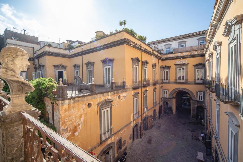 einen Blick vom Balkon eines Gebäudes in der Unterkunft Palazzo Marigliano - Rooms & Suites in Neapel