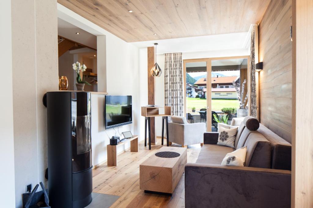 TV a/nebo společenská místnost v ubytování GräNobel Chalets