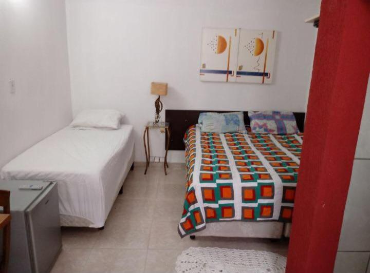 1 dormitorio con 2 camas en una habitación en Pousada Villas en Sorocaba