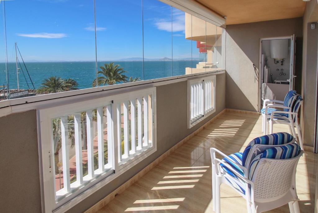 balkon z krzesłami i widokiem na ocean w obiekcie Seychelles Two Bedroom Apartment RP043 w mieście La Manga del Mar Menor