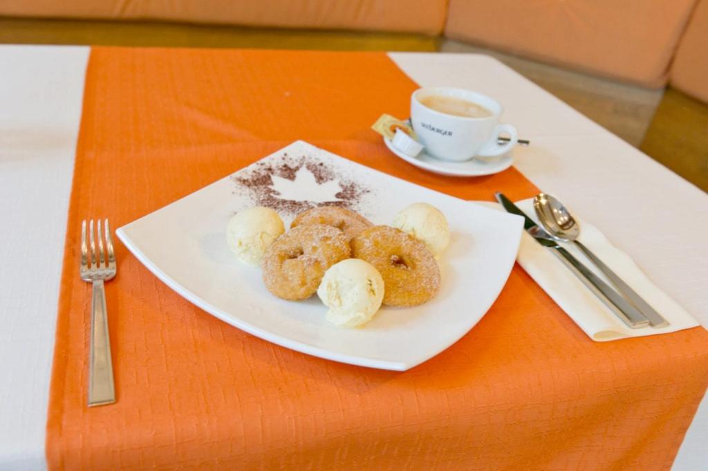 Jídlo v hotelu nebo okolí