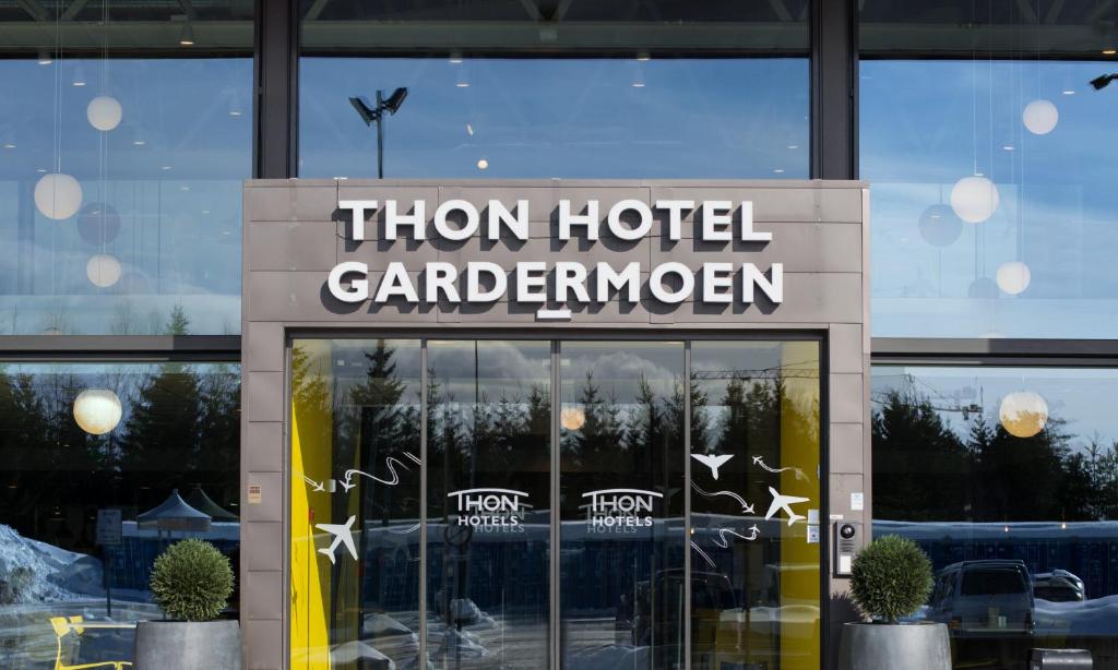 un cartel que les lee hotel gardenmen en frente de un edificio en Thon Hotel Gardermoen en Gardermoen