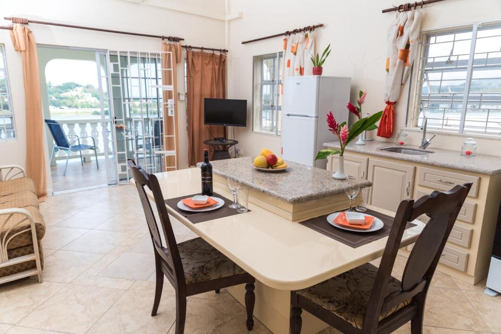 Televisyen dan/atau pusat hiburan di Bayside Villa St. Lucia