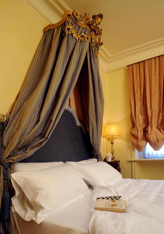 Postel nebo postele na pokoji v ubytování Hotel Villa Duse