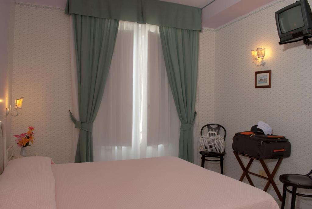 Postel nebo postele na pokoji v ubytování Hotel Loreley