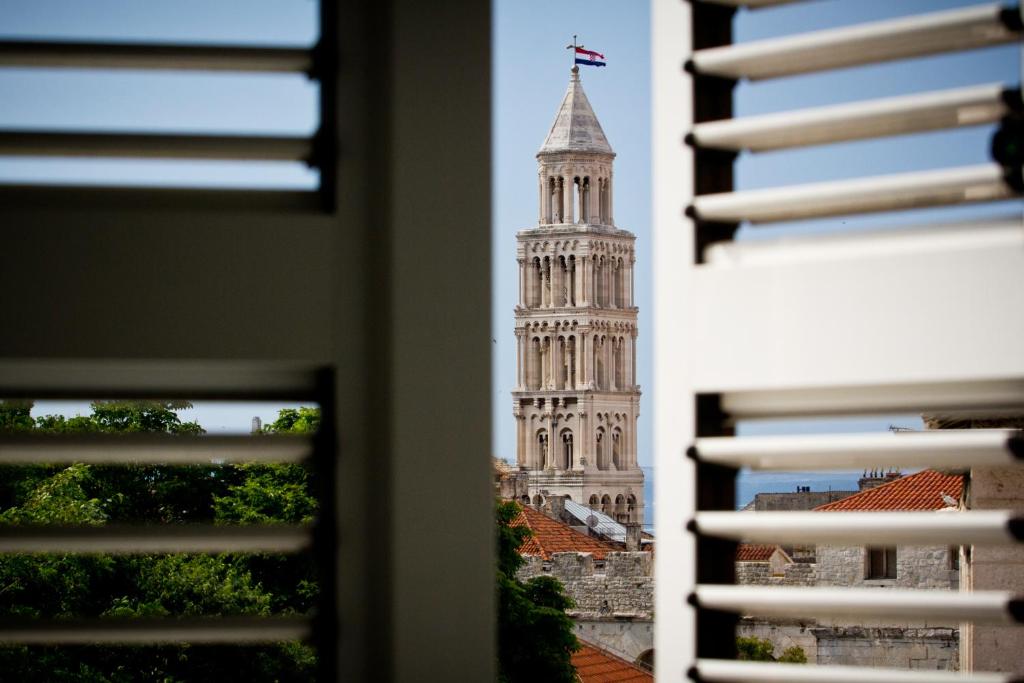 una vista de la gran torre del reloj Ben desde una ventana en Sleep Split, en Split