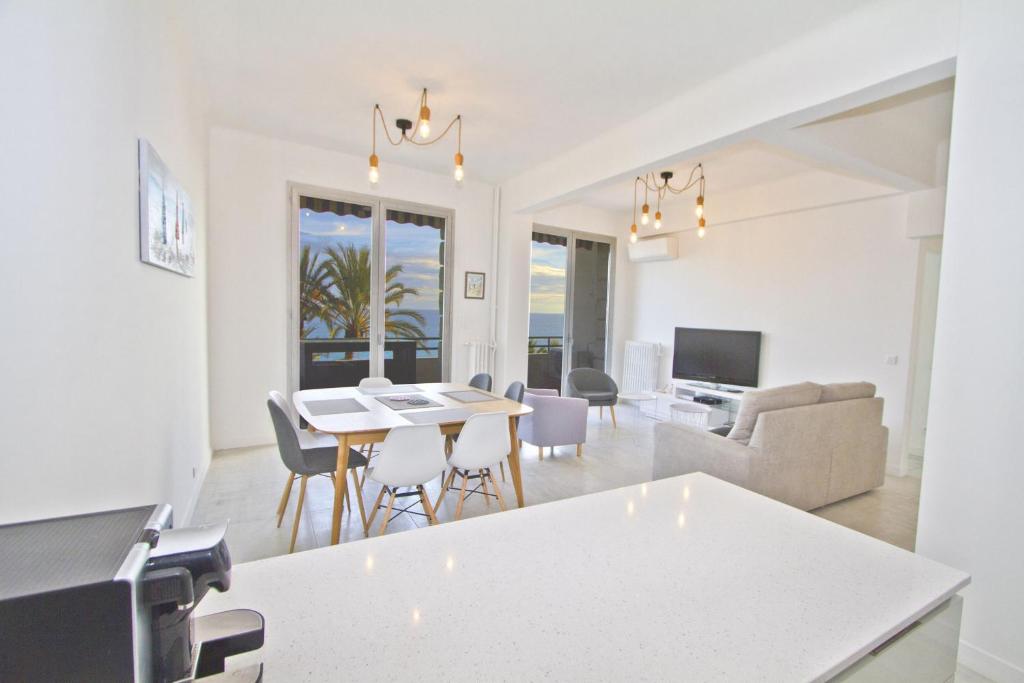 un salon et une salle à manger avec une table et des chaises dans l'établissement PROMENADE HOLIDAY - AZUR PROMENADE, à Nice