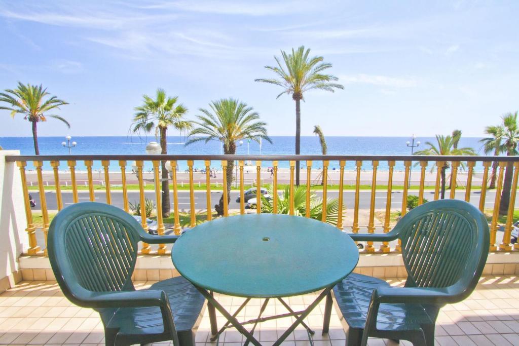 ニースにあるPROMENADE HOLIDAY - ORIENT & SEAのビーチ付きのバルコニー(テーブル、椅子付)