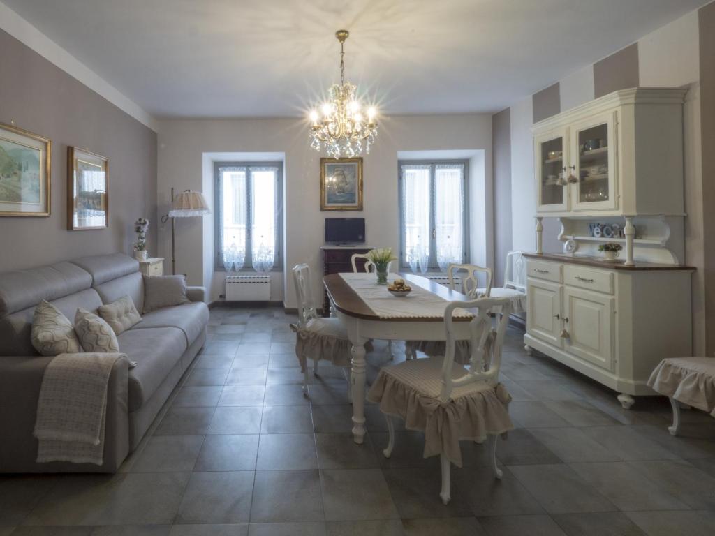 - un salon avec un canapé et une table dans l'établissement Sweet Home, à Desenzano del Garda