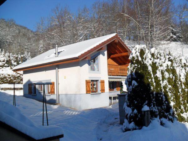 een klein huis met een met sneeuw bedekt dak bij châlet in Ferdrupt