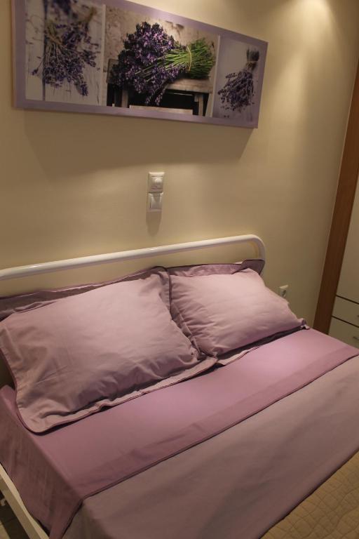A bed or beds in a room at Cozy studio apartment in PIREUS