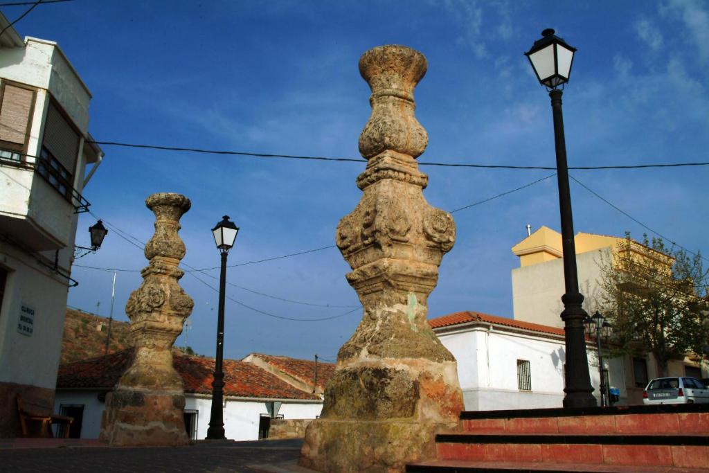 un grupo de luces de la calle junto a un edificio en Puerta de Alcaraz, en Alcaraz