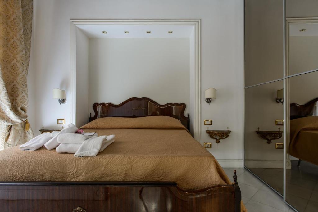 una camera con un letto con due cuscini sopra di Edoardo al Plebiscito a Napoli