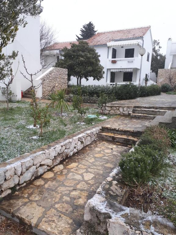 een stenen pad voor een huis bij Villa Iris in Šibenik