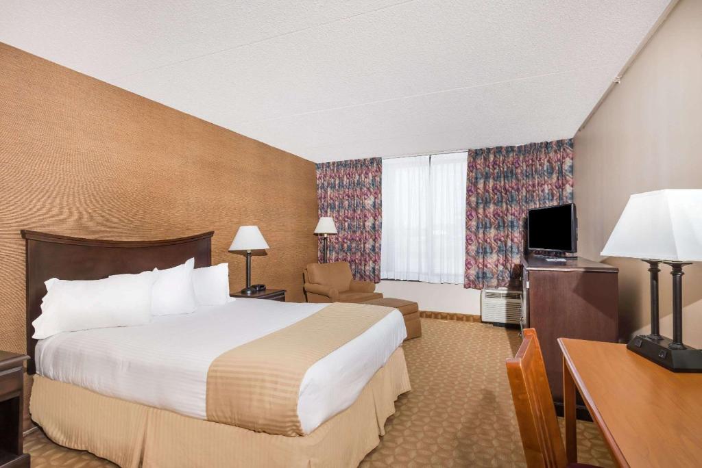 Postel nebo postele na pokoji v ubytování Ramada by Wyndham Watertown Thousand