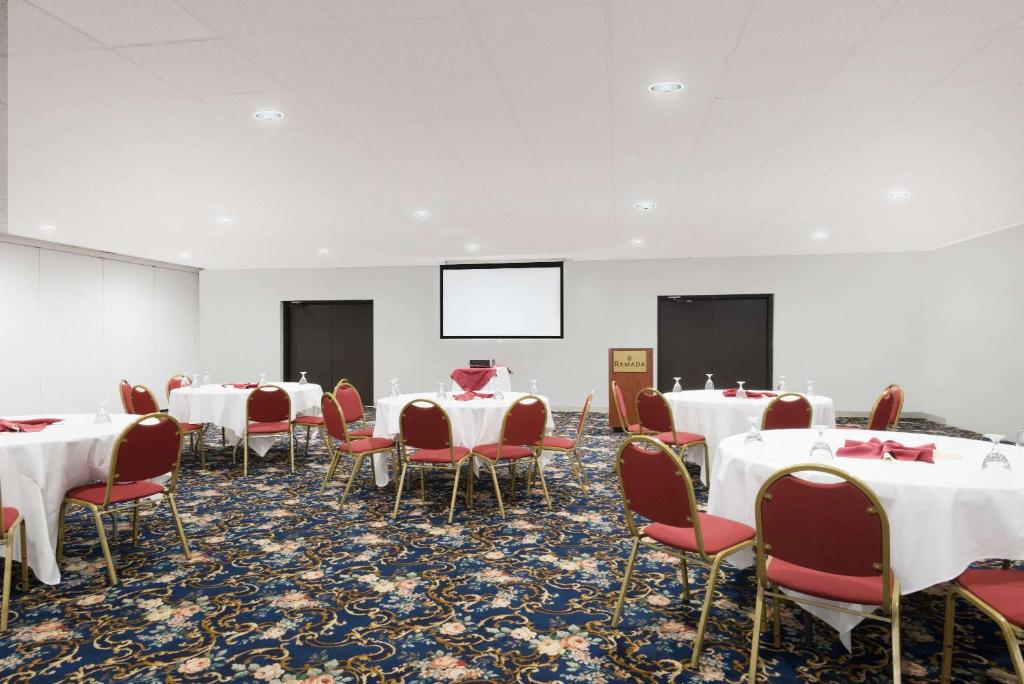 Konferenční prostory v ubytování Ramada by Wyndham Watertown Thousand