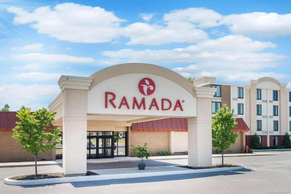 un hôtel ramada devant un bâtiment dans l'établissement Ramada by Wyndham Watertown Thousand, à Watertown