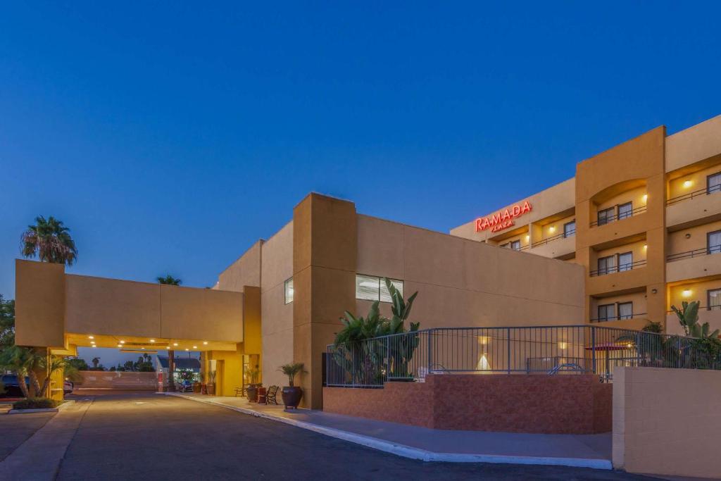 un hotel con un estacionamiento delante de él en Ramada Plaza by Wyndham Garden Grove/Anaheim South, en Anaheim