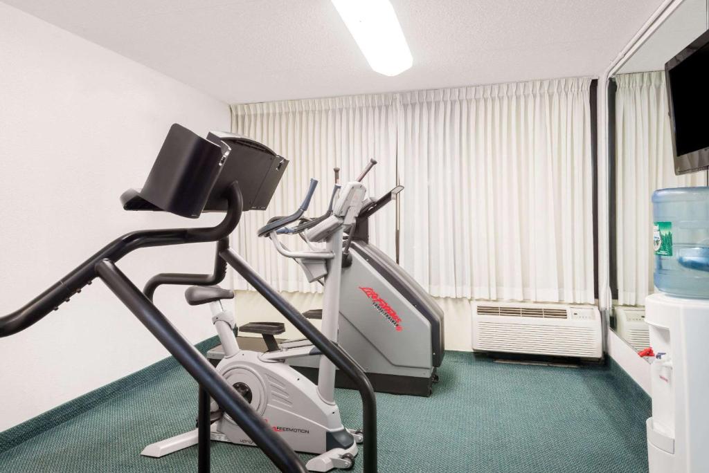 Fitness centrum a/nebo fitness zařízení v ubytování Ramada by Wyndham Watertown Thousand