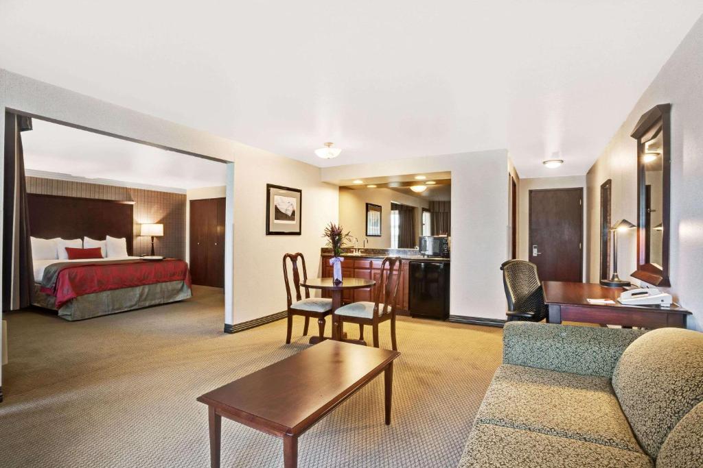 Postel nebo postele na pokoji v ubytování Ramada by Wyndham Tukwila Southcenter