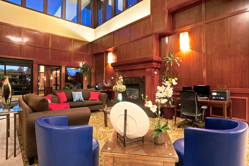 Posezení v ubytování Ramada by Wyndham Tukwila Southcenter