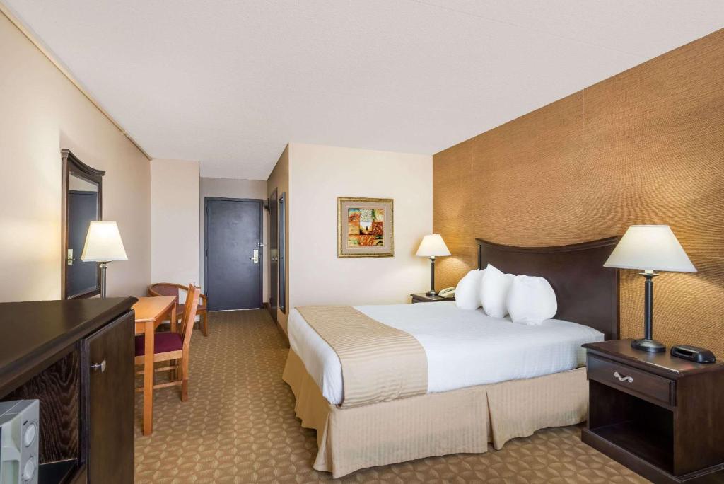 Postel nebo postele na pokoji v ubytování Ramada by Wyndham Watertown Thousand