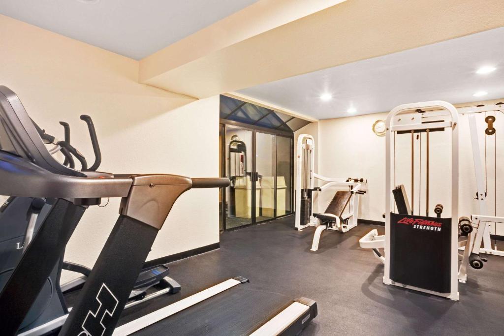 Fitness centrum a/nebo fitness zařízení v ubytování Ramada by Wyndham Tukwila Southcenter