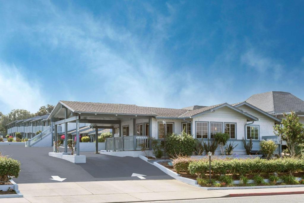 une maison avec une allée en face de celle-ci dans l'établissement Ramada by Wyndham Monterey, à Monterey