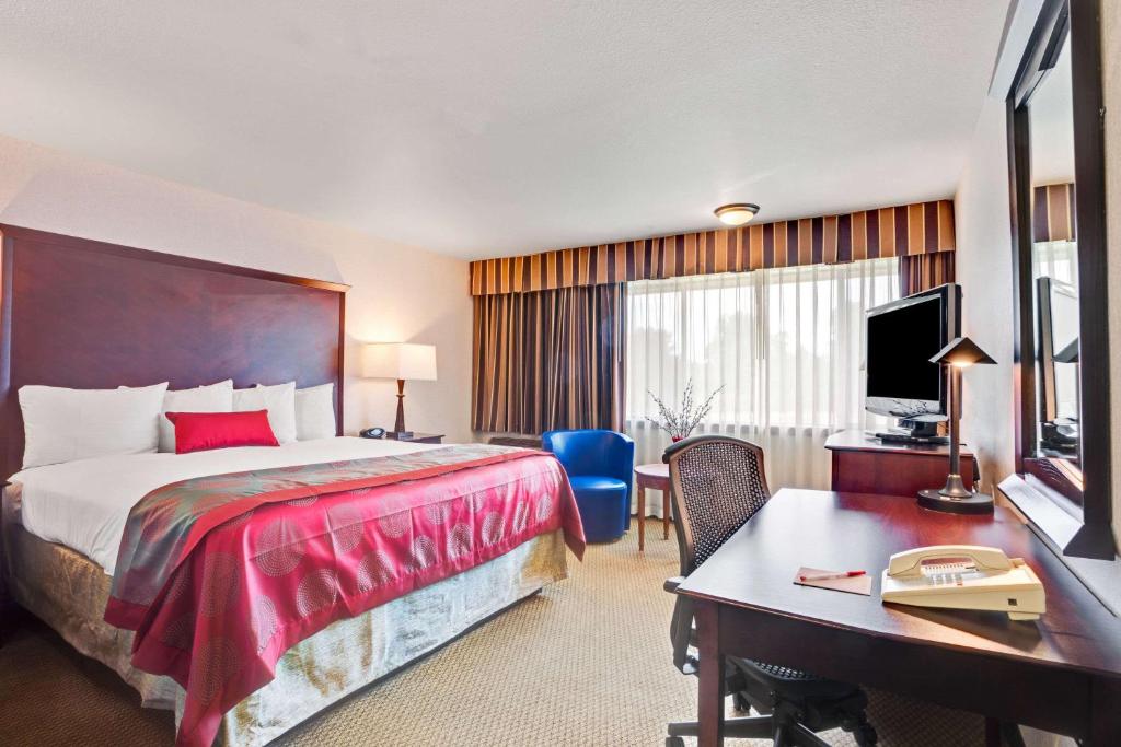 Postel nebo postele na pokoji v ubytování Ramada by Wyndham Tukwila Southcenter