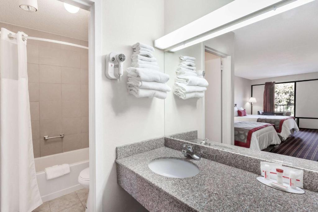 Travelodge by Wyndham Clarksville - King Room - Smoking