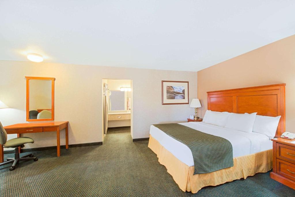 Postel nebo postele na pokoji v ubytování Ramada by Wyndham Flagstaff East
