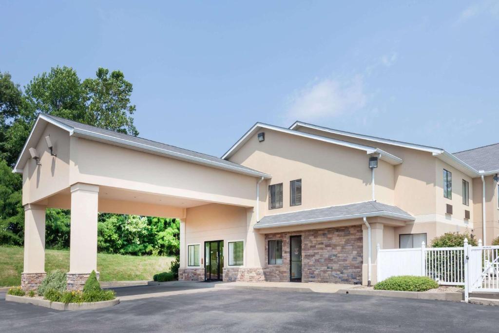 a large house with a driveway at Ramada Worldwide in Tell City