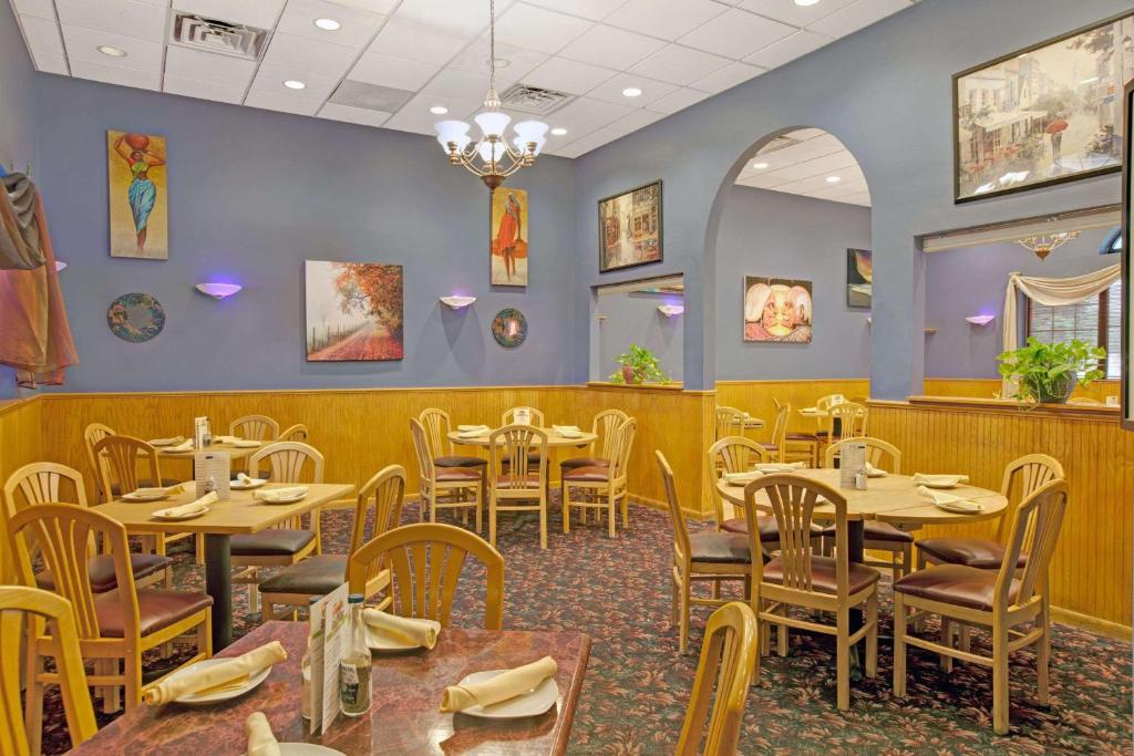 Restaurace v ubytování Ramada by Wyndham Flemington