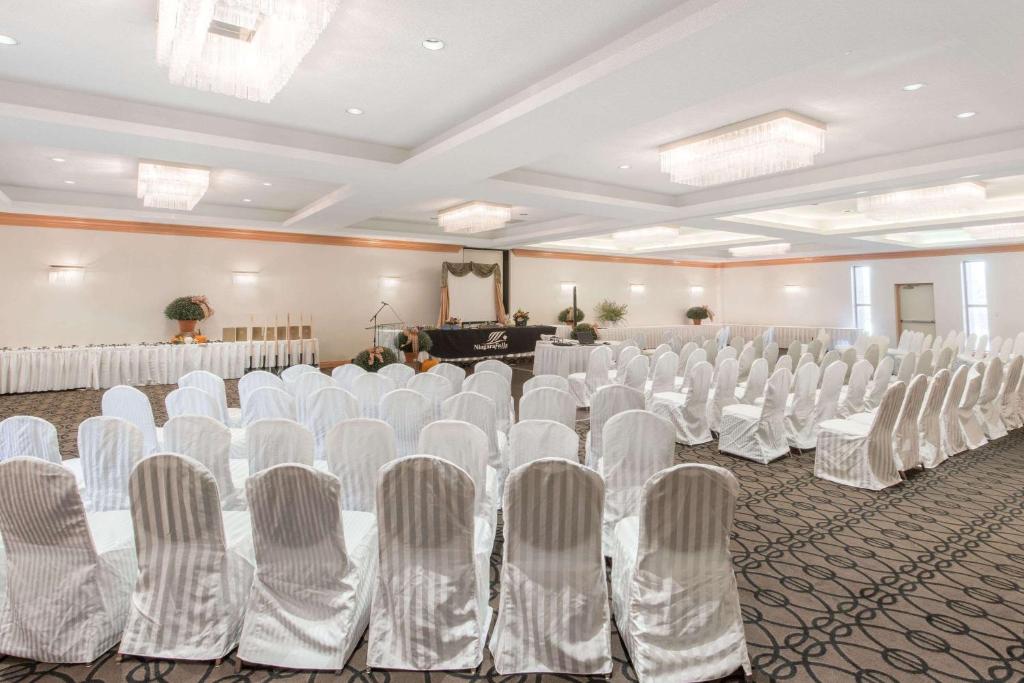 Kawasan bisnes dan/atau bilik persidangan di Ramada Plaza by Wyndham Niagara Falls