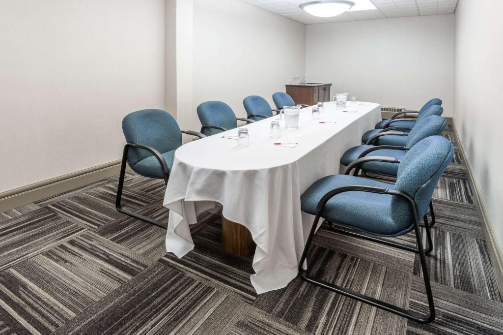 Ramada by Wyndham Edmonton South - Resim 17