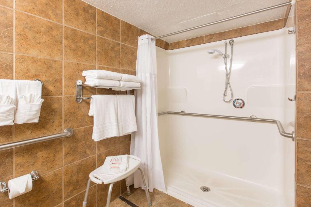 Ramada by Wyndham Sioux Falls Airport - Waterpark Resort & Event Center - 
