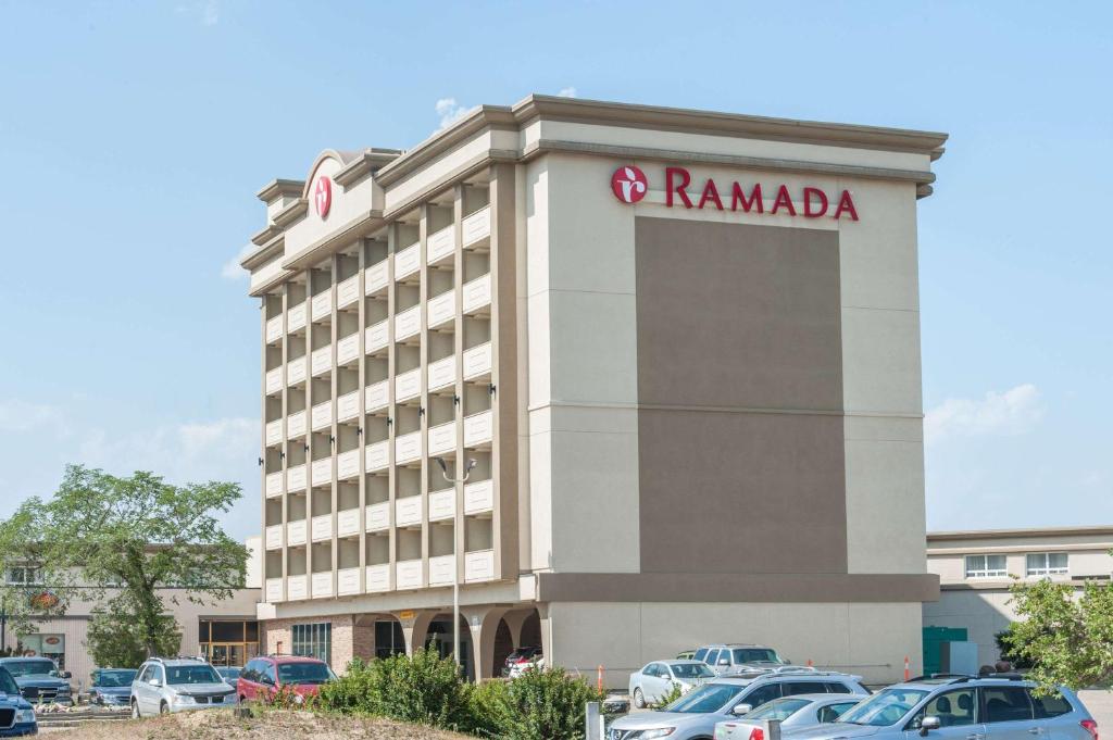 un edificio con un letrero de rambala en el costado. en Ramada by Wyndham Edmonton South, en Edmonton