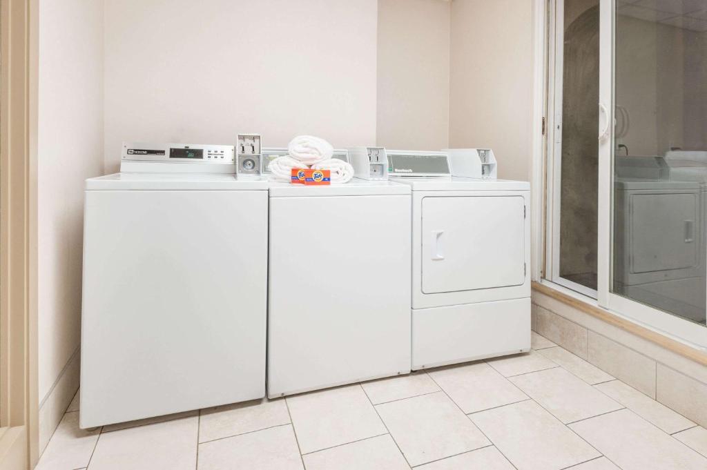 Ramada by Wyndham Edmonton South - Resim 2