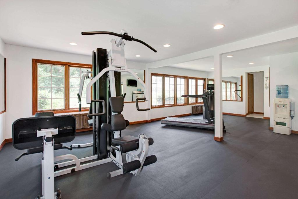 Fitness centrum a/nebo fitness zařízení v ubytování Ramada by Wyndham Flemington