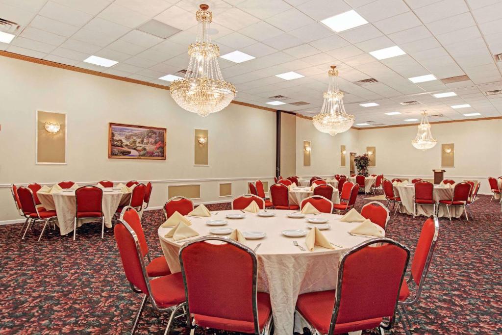 Restaurace v ubytování Ramada by Wyndham Flemington