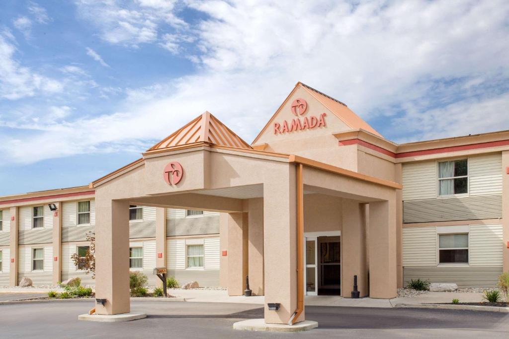 ein Hotelgebäude mit einem Schild, das Radiologie liest in der Unterkunft Ramada by Wyndham Angola/Fremont Area in Angola