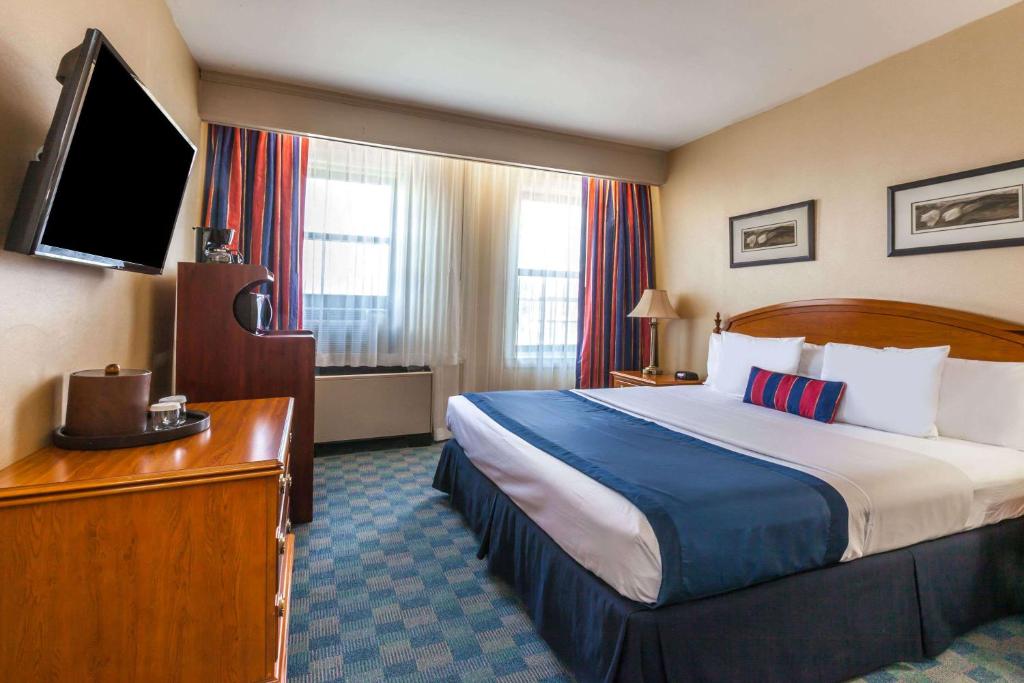 Hotel Ramada by Wyndham Jersey City, NJ - Booking.com