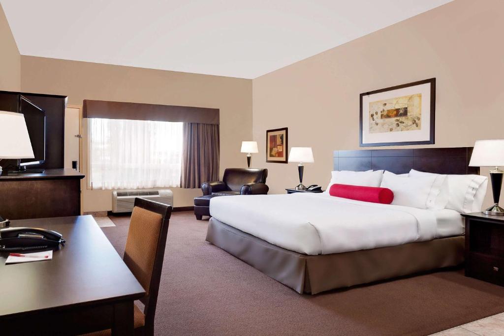 Postel nebo postele na pokoji v ubytování Ramada by Wyndham Stettler